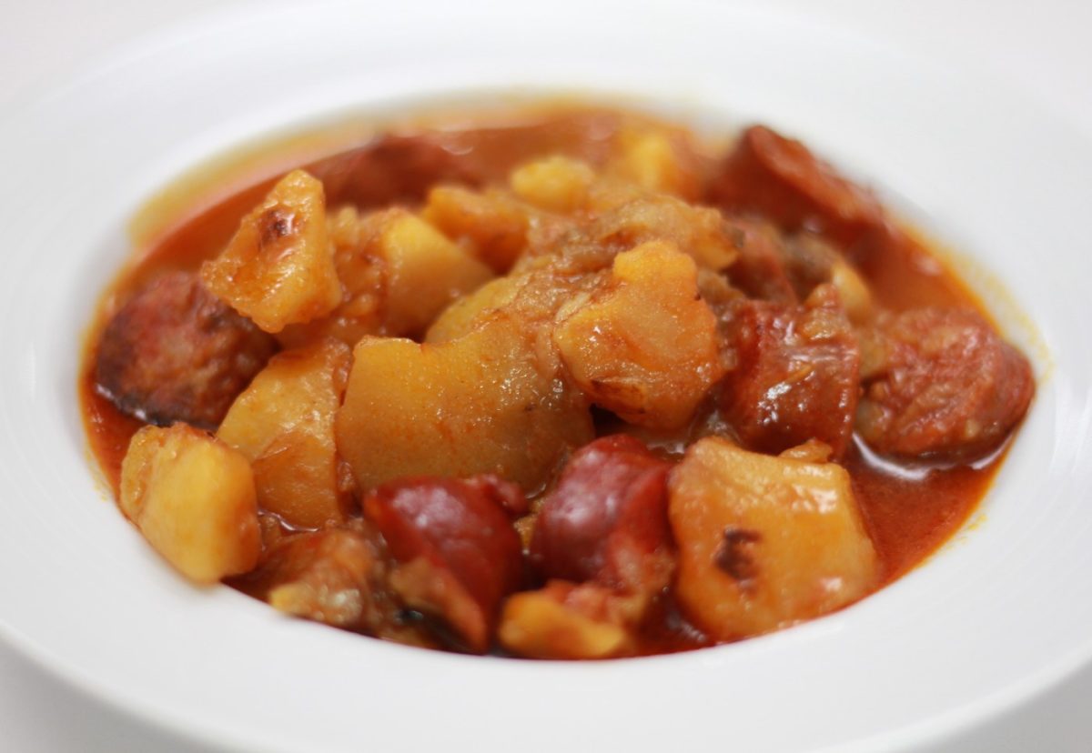 Patatas a la riojana. Receta tradicional de patatas con chorizo