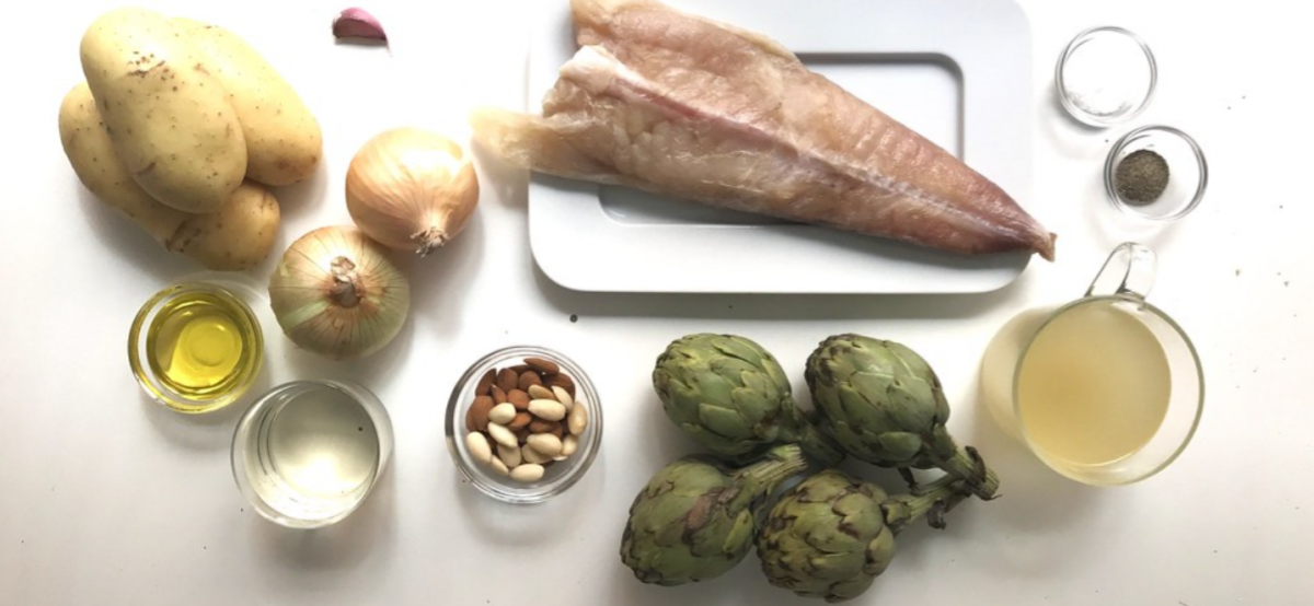 Rape al horno con patatas, salsa de almendras y chips de alcachofas