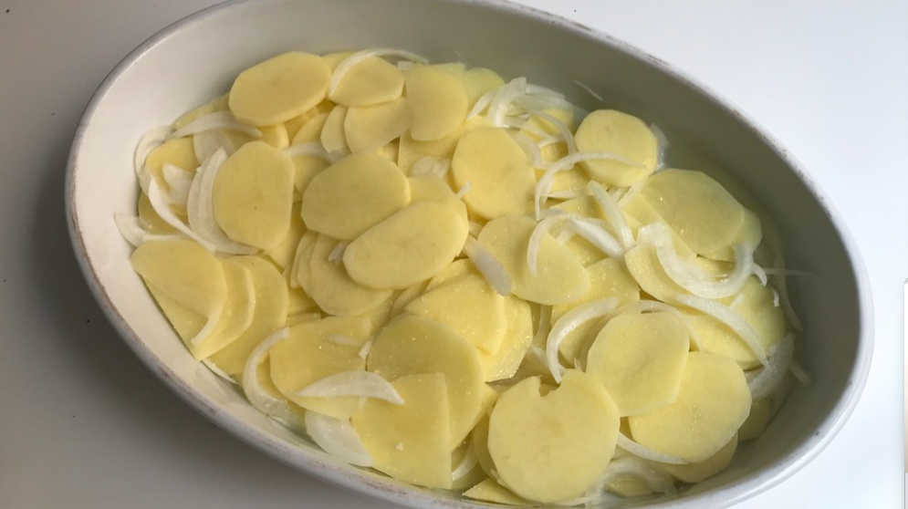 Rape al horno con patatas, salsa de almendras y chips de alcachofas