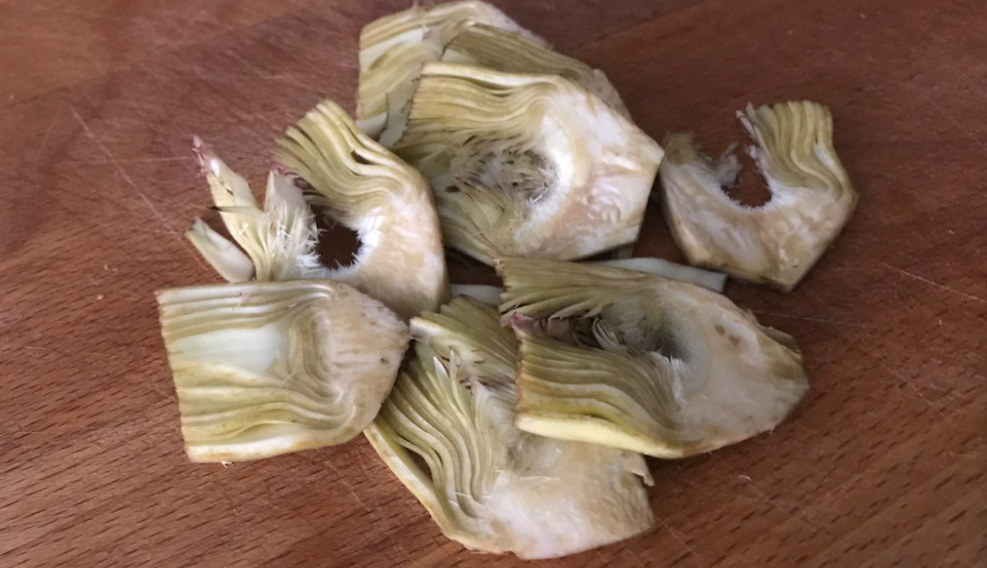 Rape al horno con patatas, salsa de almendras y chips de alcachofas