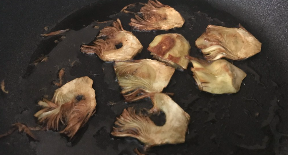 Rape al horno con patatas, salsa de almendras y chips de alcachofas