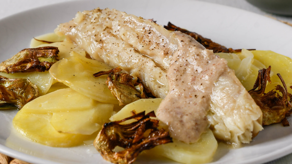 Rape al horno con patatas, salsa de almendras y chips de alcachofas