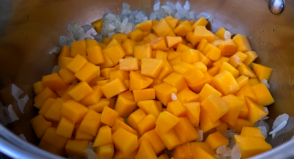 Sopa de calabaza y patata. Receta tradicional para disfrutar del otoño