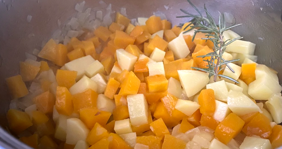 Sopa de calabaza y patata. Receta tradicional para disfrutar del otoño