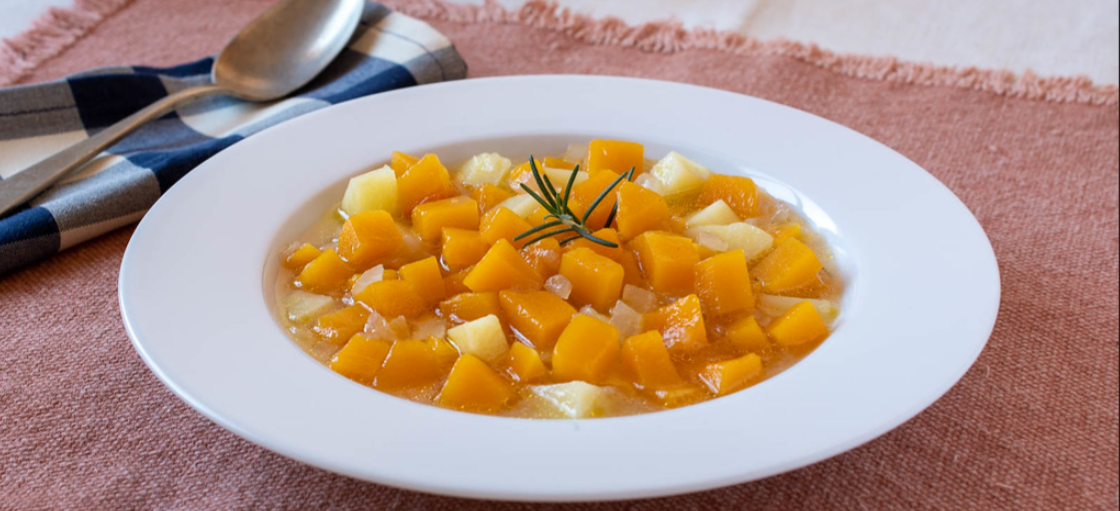 Sopa de calabaza y patata. Receta tradicional para disfrutar del otoño
