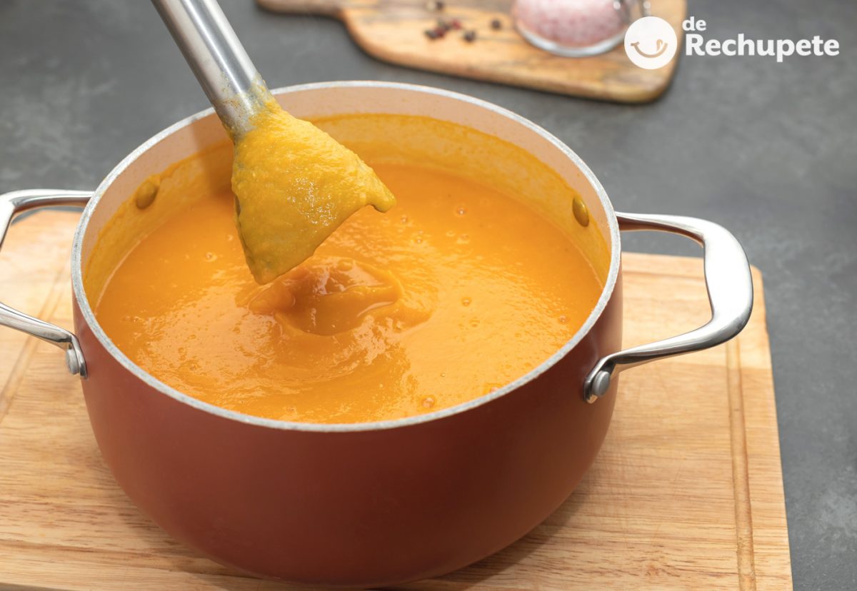 Sopa de calabaza asada con queso feta y albahaca