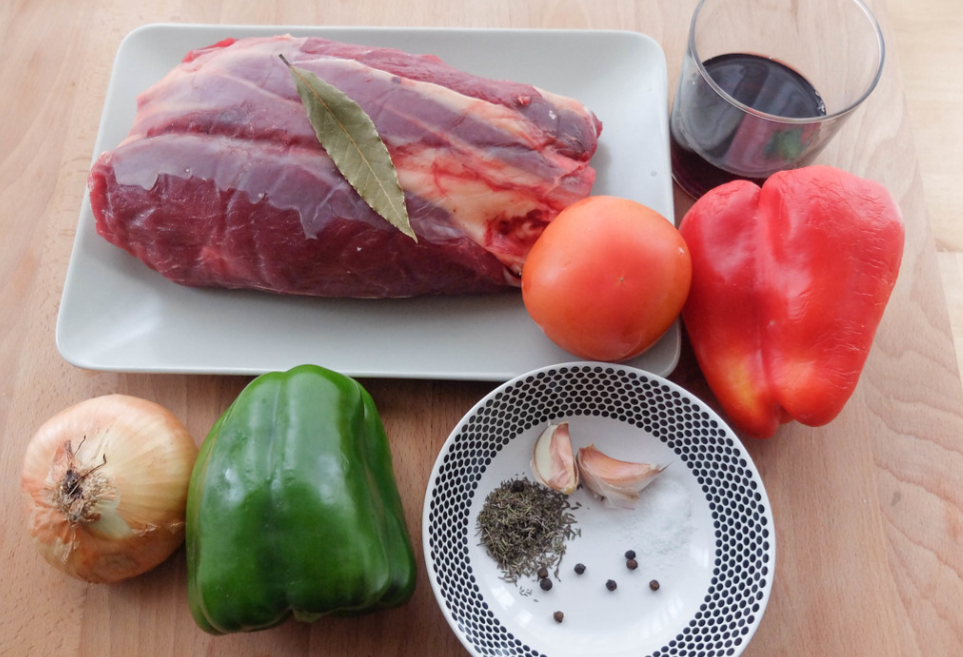 Carne con tomate. receta tradicional de ternera guisada con tomate