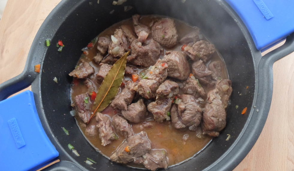 Carne con tomate. receta tradicional de ternera guisada con tomate
