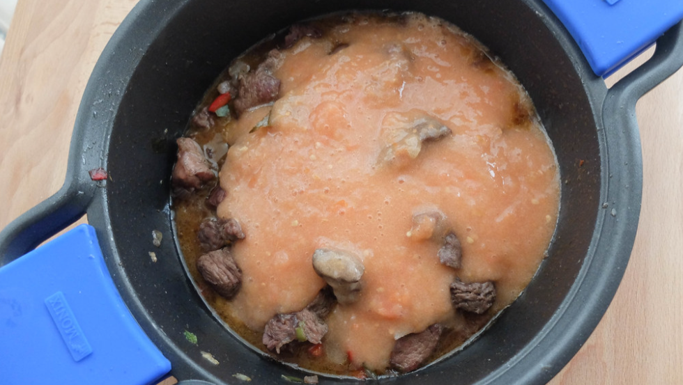Carne con tomate. receta tradicional de ternera guisada con tomate