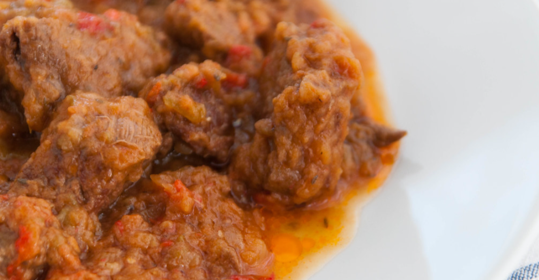 Carne con tomate. receta tradicional de ternera guisada con tomate