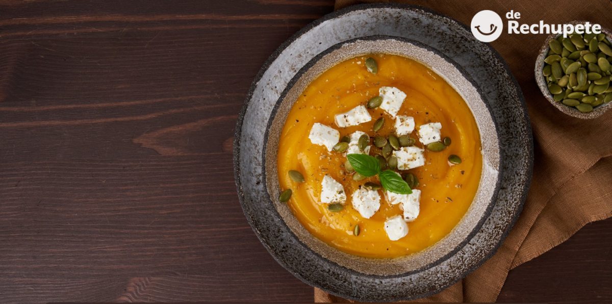 Sopa de calabaza asada con queso feta y albahaca