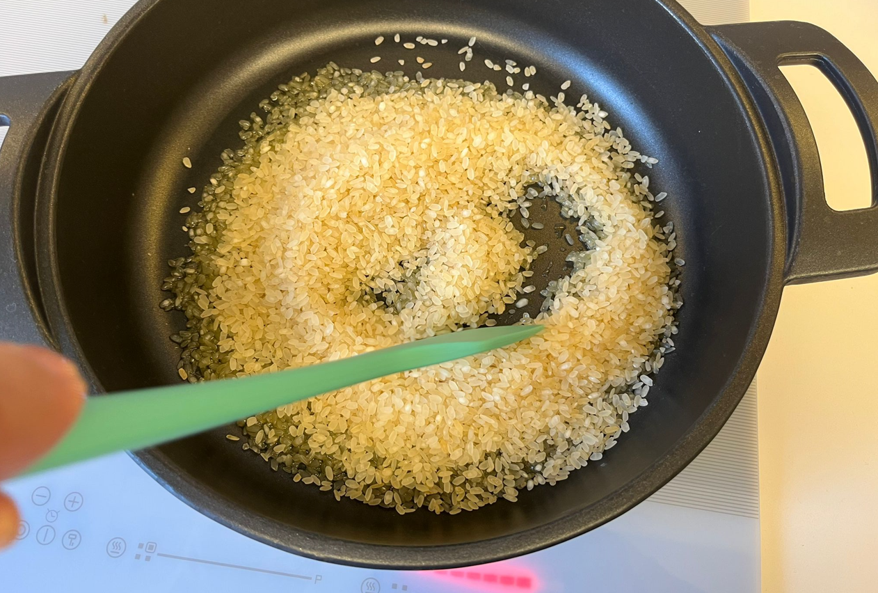 Cómo hacer arroz blanco sabroso: rehogar el arroz
