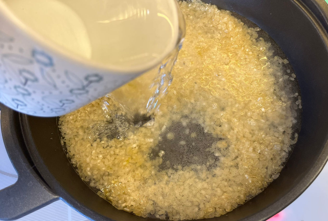 Cómo hacer arroz blanco sabroso: añadir el agua