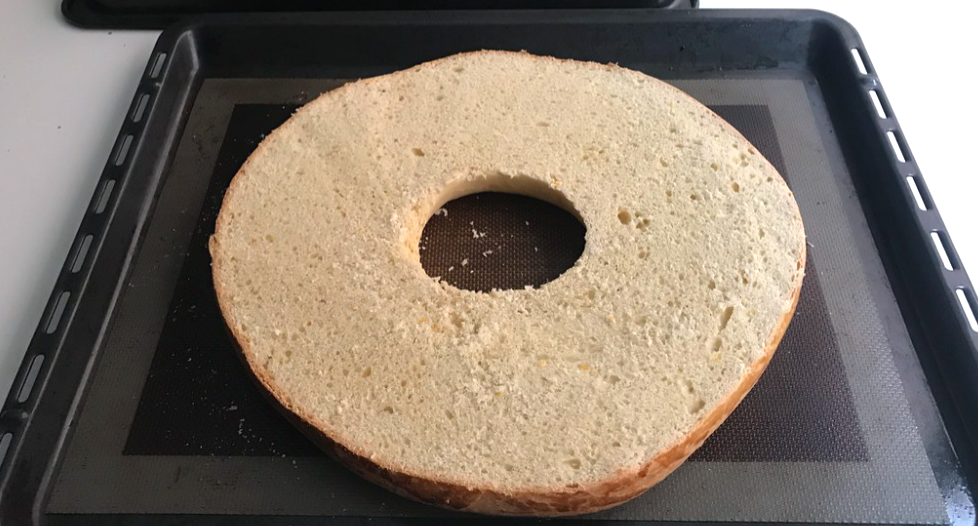 8. Coloca la corona en una bandeja para horno forrada con papel de hornear