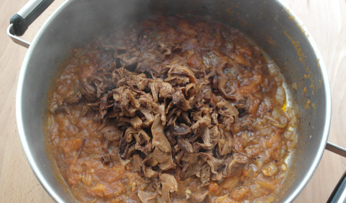 Fricandó de ternera. Receta catalana deliciosa para el otoño