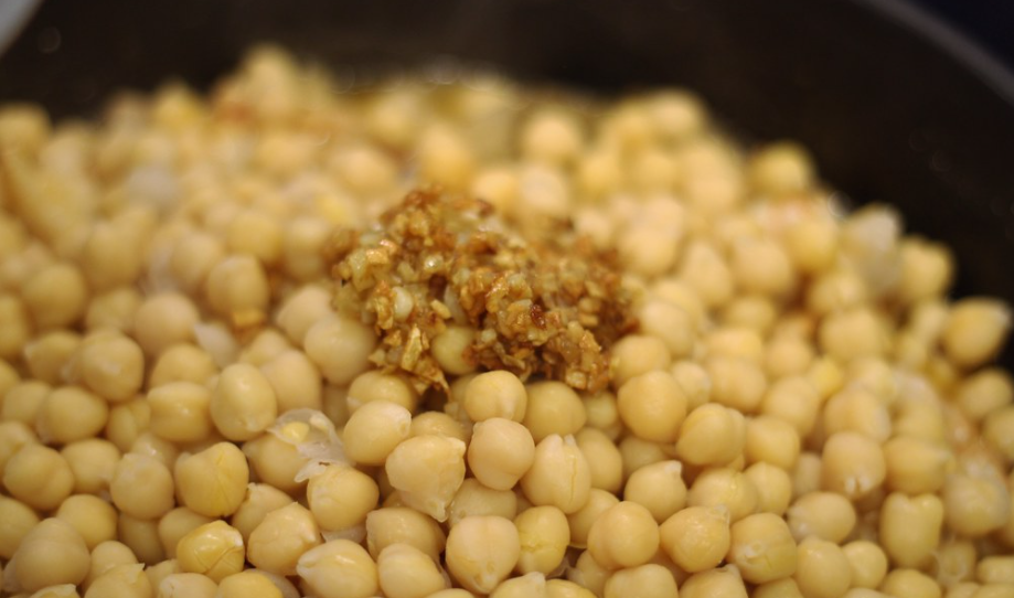 Garbanzos con langostinos y boletus edulis
