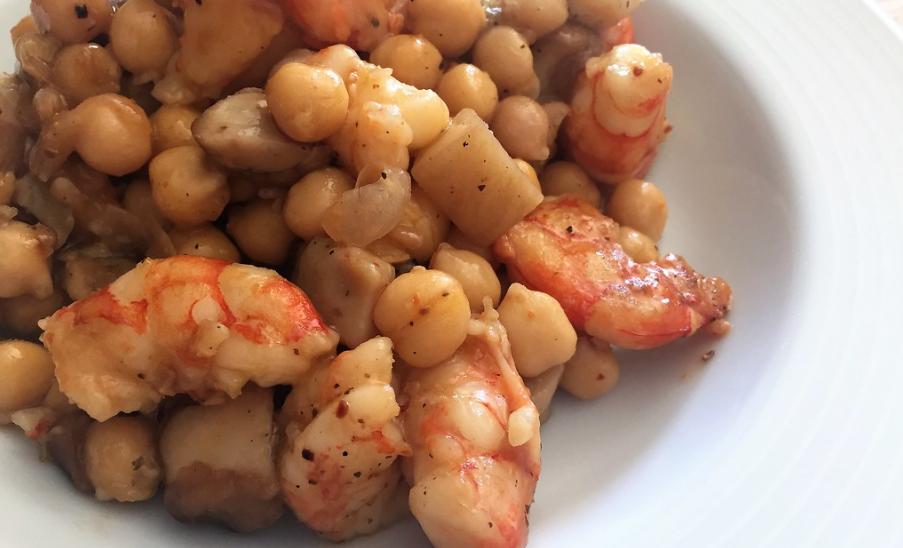 Garbanzos con langostinos y boletus edulis