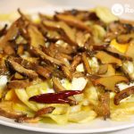 Huevos rotos o estrellados con níscalos o setas