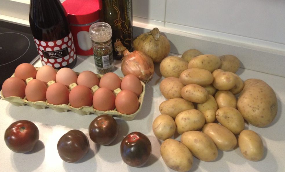 Huevos rotos o estrellados con tomate y queso Idiazabal