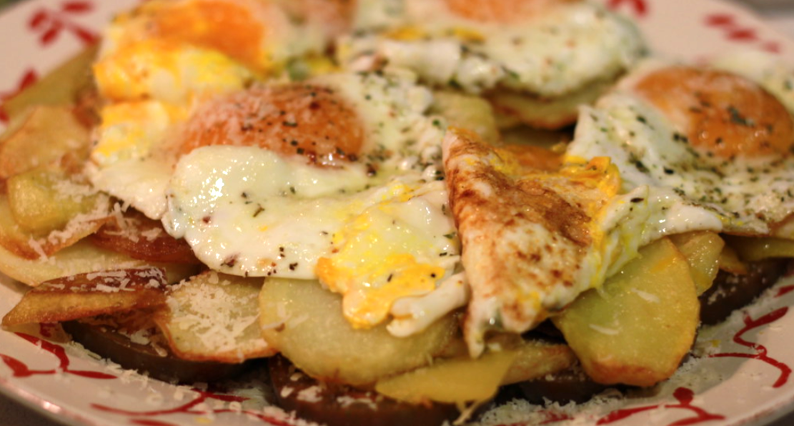 Huevos rotos o estrellados con tomate y queso Idiazabal