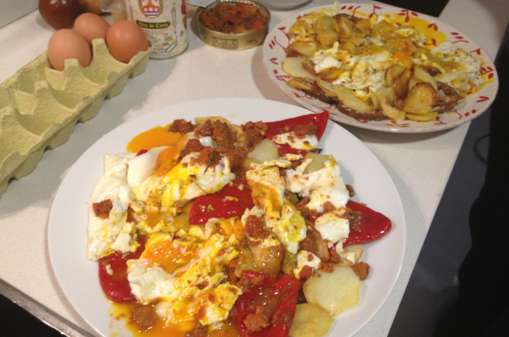 Huevos rotos o estrellados con tomate y queso Idiazabal