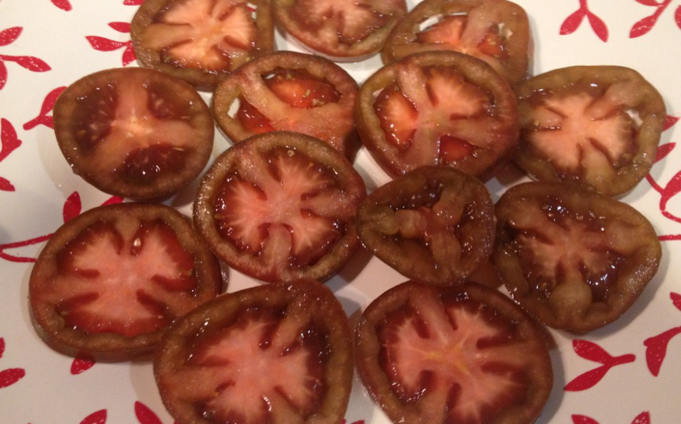 Huevos rotos o estrellados con tomate y queso Idiazabal