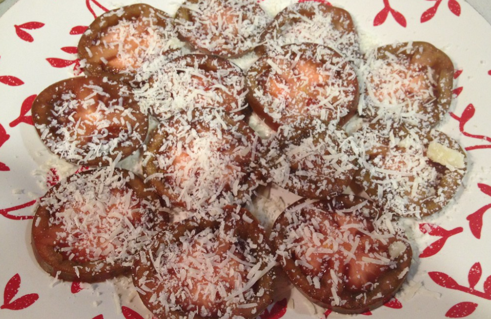 Huevos rotos o estrellados con tomate y queso Idiazabal
