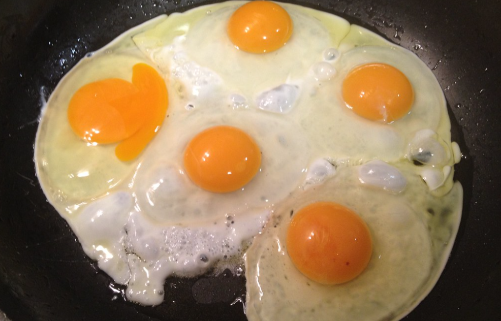 Huevos rotos o estrellados con tomate y queso Idiazabal