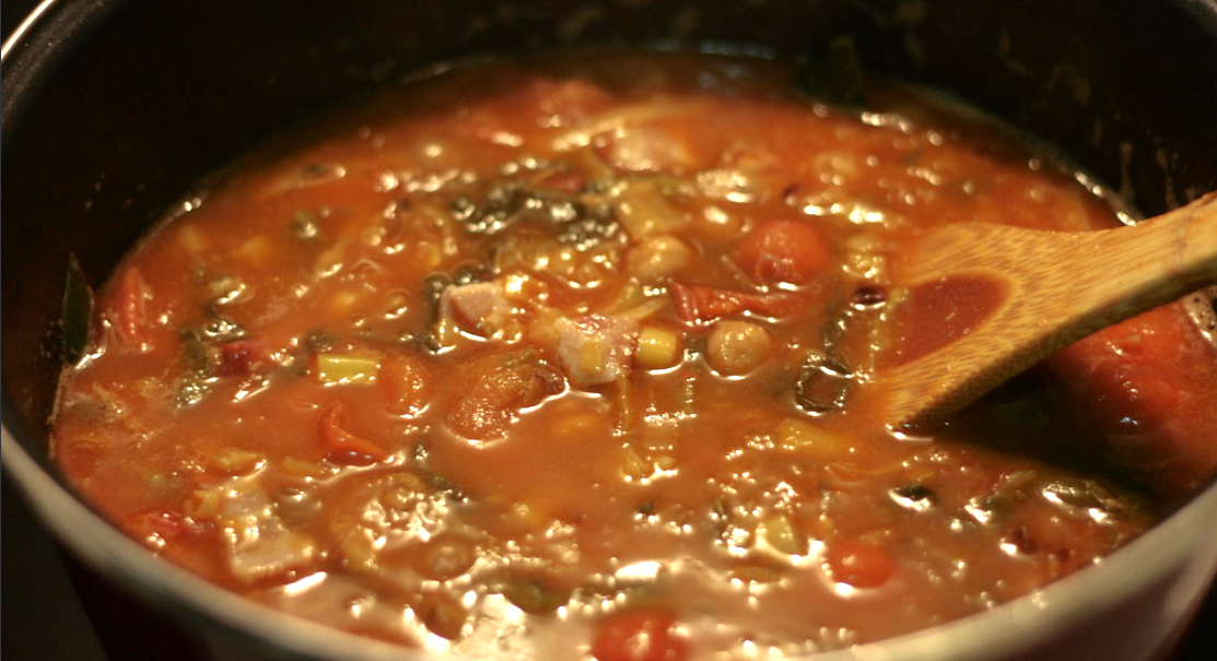 Potaje de garbanzos con grelos y chorizo