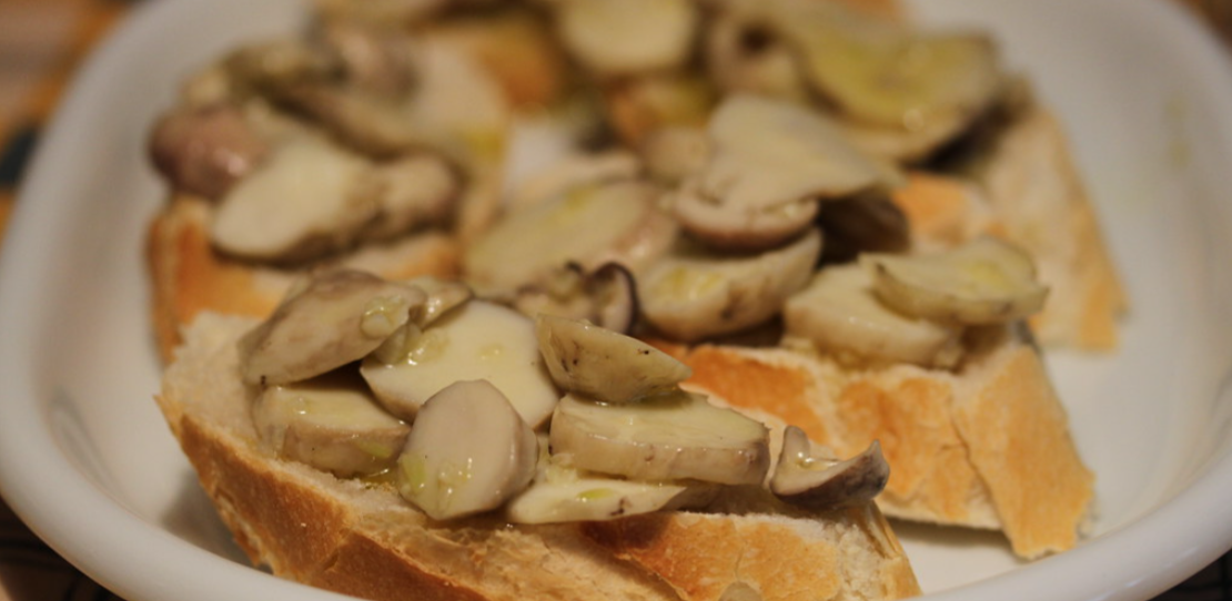 Tostas de setas Boletus y cebolla caramelizada