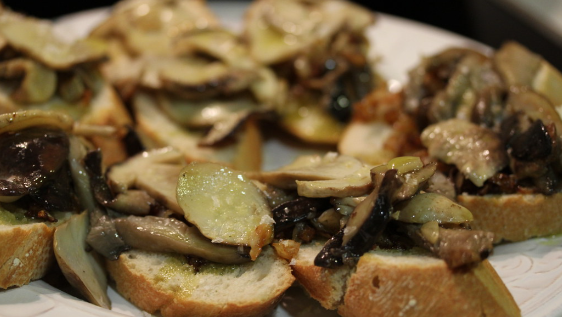 Tostas de setas Boletus y cebolla caramelizada