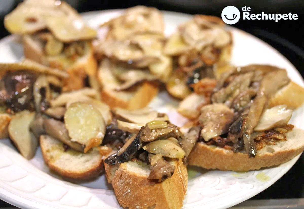 Tostas de boletus y cebolla caramelizada