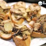 Tostas de boletus y cebolla caramelizada