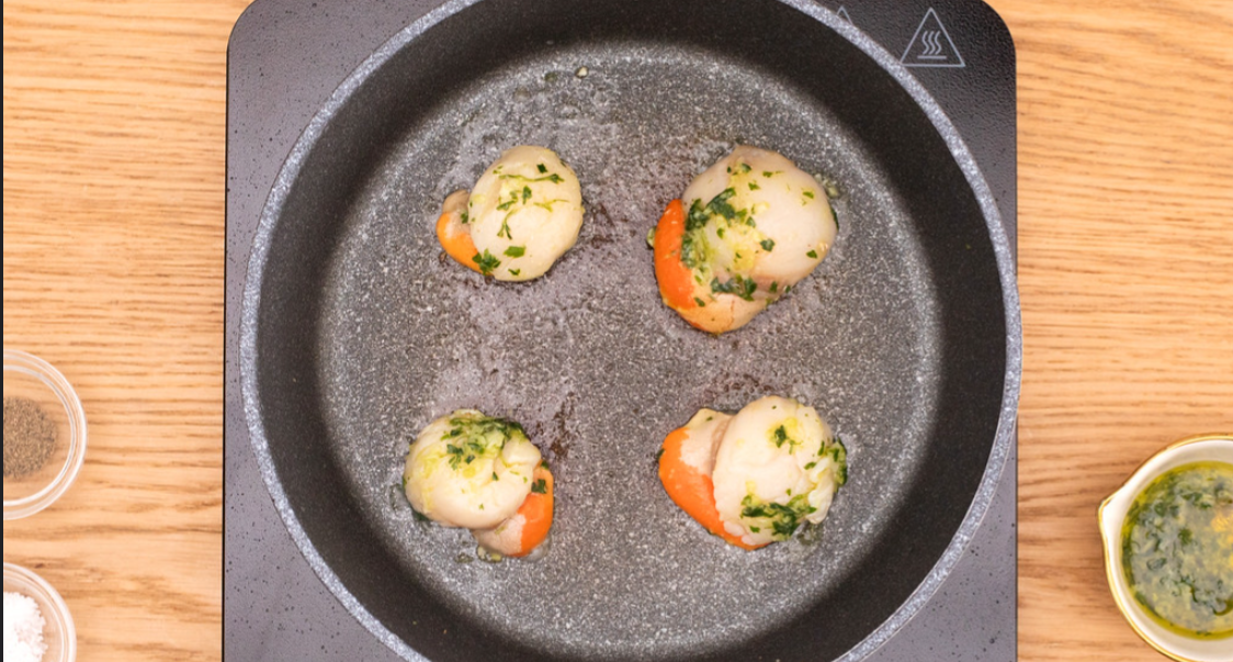 Cómo hacer vieiras a la plancha (en su jugo y al ajillo)