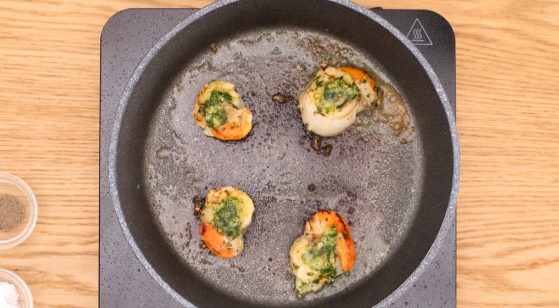Cómo hacer vieiras a la plancha (en su jugo y al ajillo)