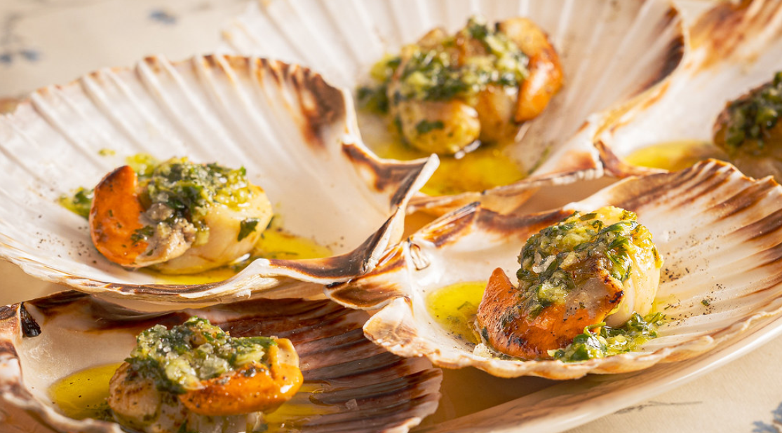 Cómo hacer vieiras a la plancha (en su jugo y al ajillo)