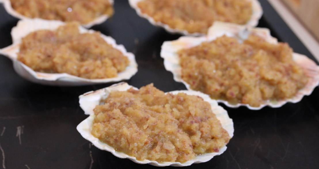 Vieiras rellenas y gratinadas al horno. Receta gallega tradicional
