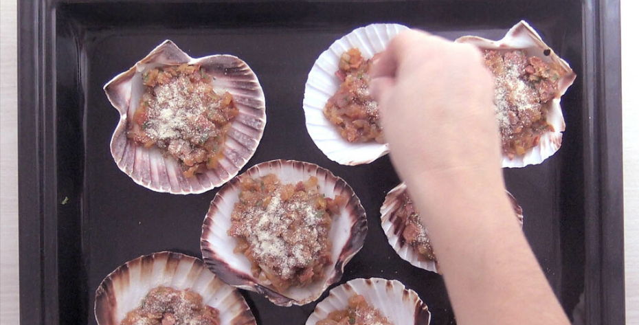 Vieiras rellenas y gratinadas al horno. Receta gallega tradicional