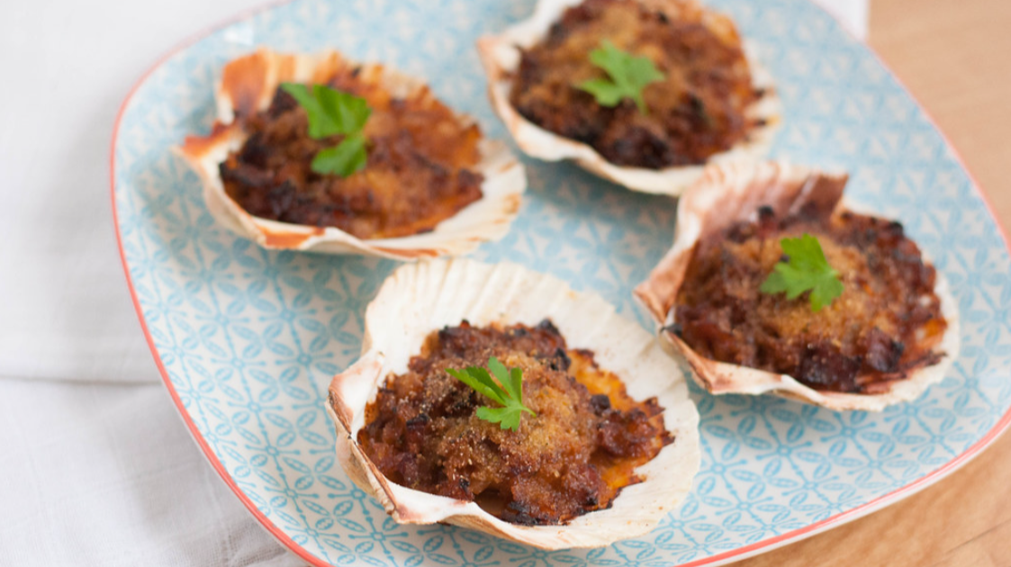 Vieiras rellenas y gratinadas al horno. Receta gallega tradicional