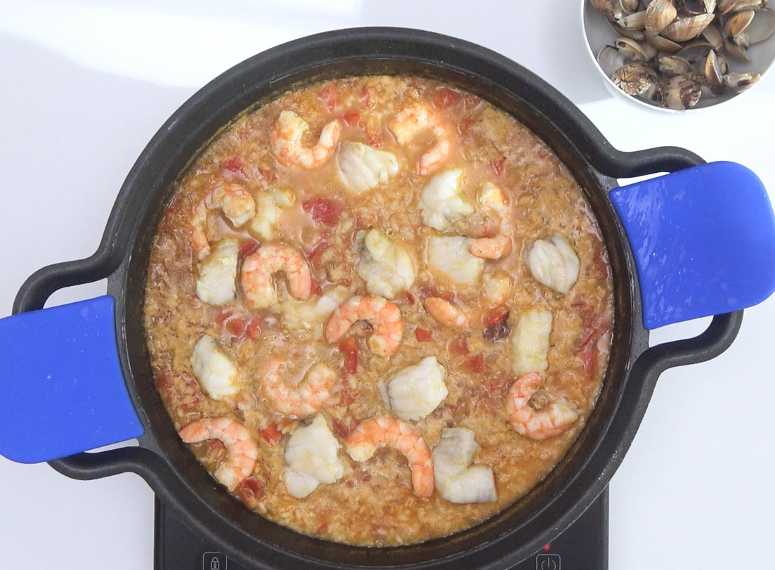 Arroz a la marinera con rape, gambas y almejas