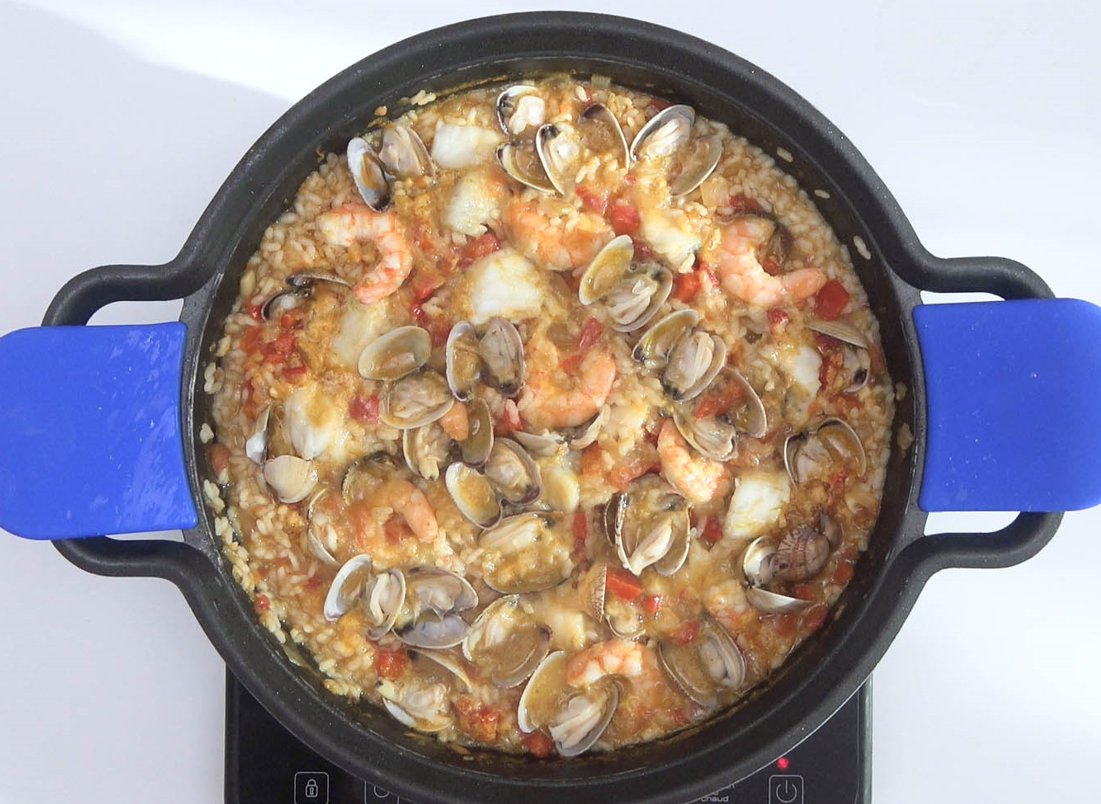 Arroz a la marinera con rape, gambas y almejas