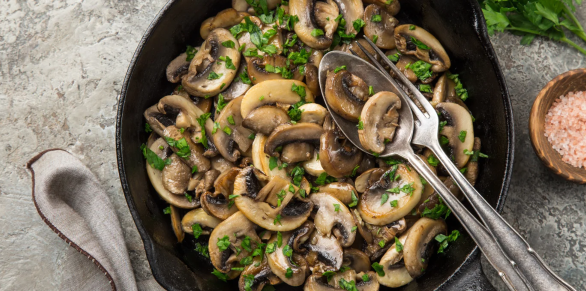 Champiñones guisados con ajo y perejil. Una receta fácil, saludable y rica