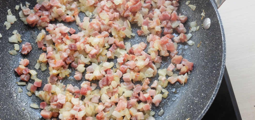 Champiñones rellenos de jamón y queso al horno. Receta fácil y barata