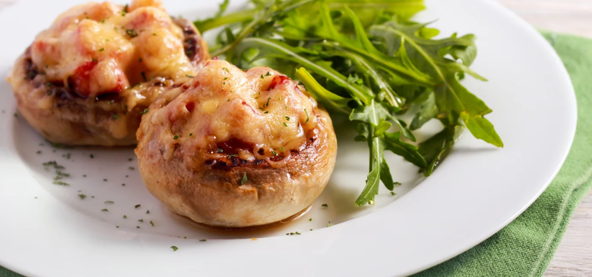 Champiñones rellenos de jamón y queso al horno. Receta fácil y barata
