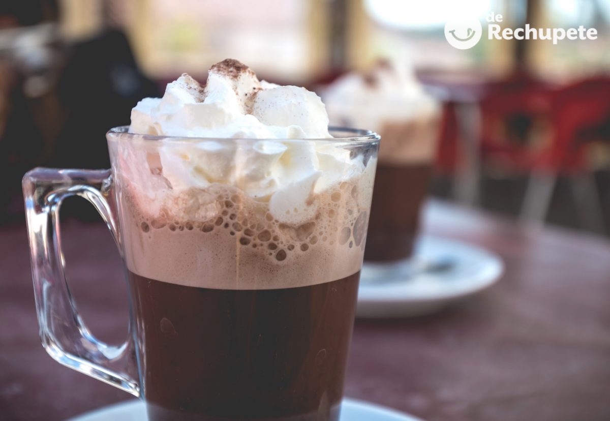 Chocolate suizo a la taza con nata montada
