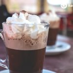 Chocolate suizo a la taza con nata montada