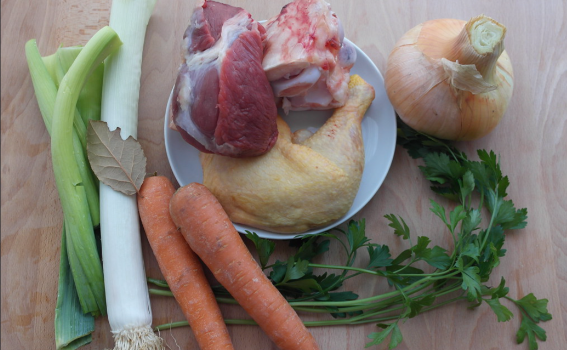 Cómo hacer un consomé casero. una receta tradicional perfecta para navidad