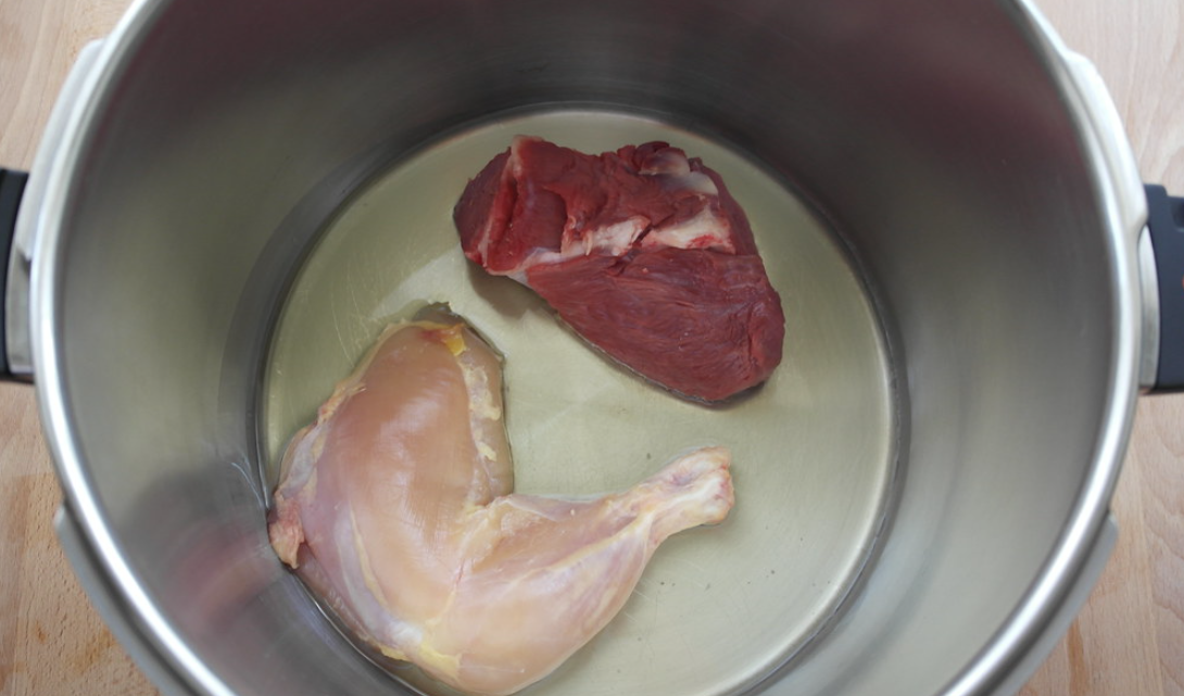Cómo hacer un consomé casero. una receta tradicional perfecta para navidad