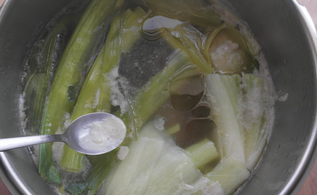 Cómo hacer un consomé casero. una receta tradicional perfecta para navidad