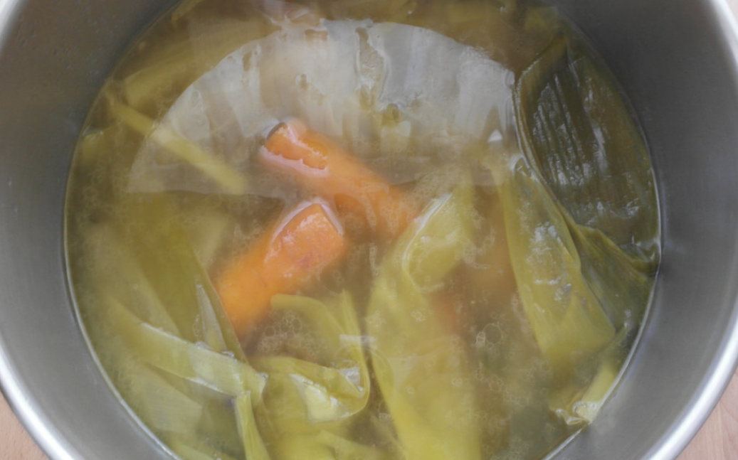 Cómo hacer un consomé casero. una receta tradicional perfecta para navidad